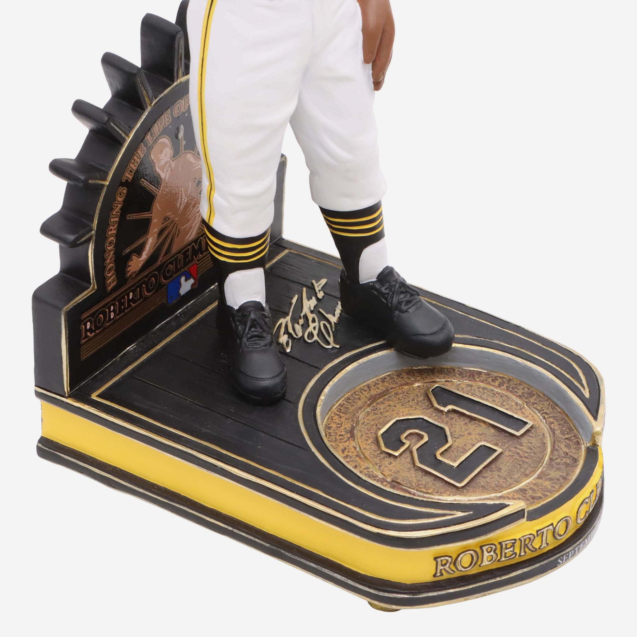 New FOCO bobblehead features legendary Pittsburgh Pirate Roberto Clemente 