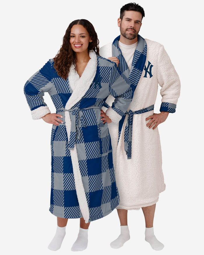 New York Yankees Lounge Life Reversible Robe FOCO S/M - FOCO.com